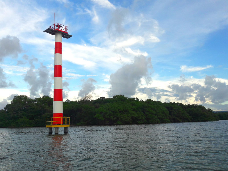 Una de las torres suministradas a la Autoridad Marítima de Panamá