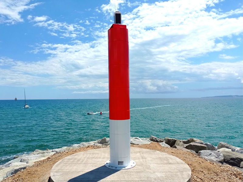 Marina Empuriabrava dispone de un nuevo poste de señalización marítima