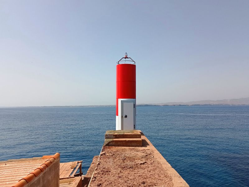 At the Chafarinas Pier, on the island of Isabel II, after the removal of the old beacon and the demolition of its support, the signal has been replaced by a fiberglass signaling tower four meters high, which contains a inside access.