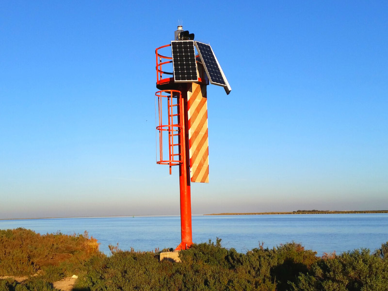 En el parque de Doñana se ha intervenido en tres balizas, dos de ellas forman parte de la enfilación B y la tercera es una luz de sectores de alta precisión PEL