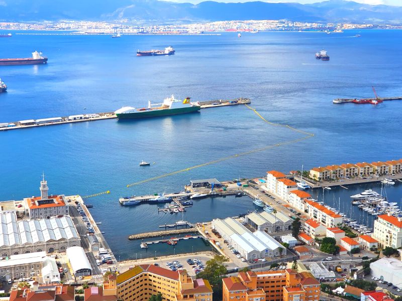 Esta barrera antiterrorista proporciona seguridad al Puerto de Gibraltar.
