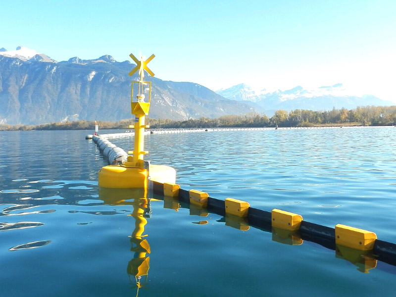 En el lago Léman, fronterizo entre Francia y Suiza, se han instalado boyas que sujetan una barrera de protección antivertidos en la desembocadura del río Ródano, al lado de Port Valais