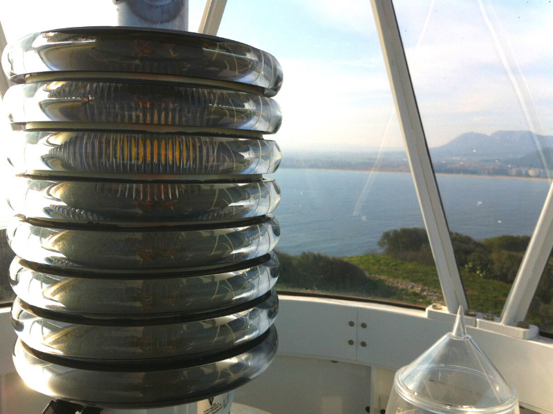 The new lighting equipment brings to the lighthouse a series of improvements, among which are a longer range, reduced consumption (from 250W to 130W) and less maintenance. 