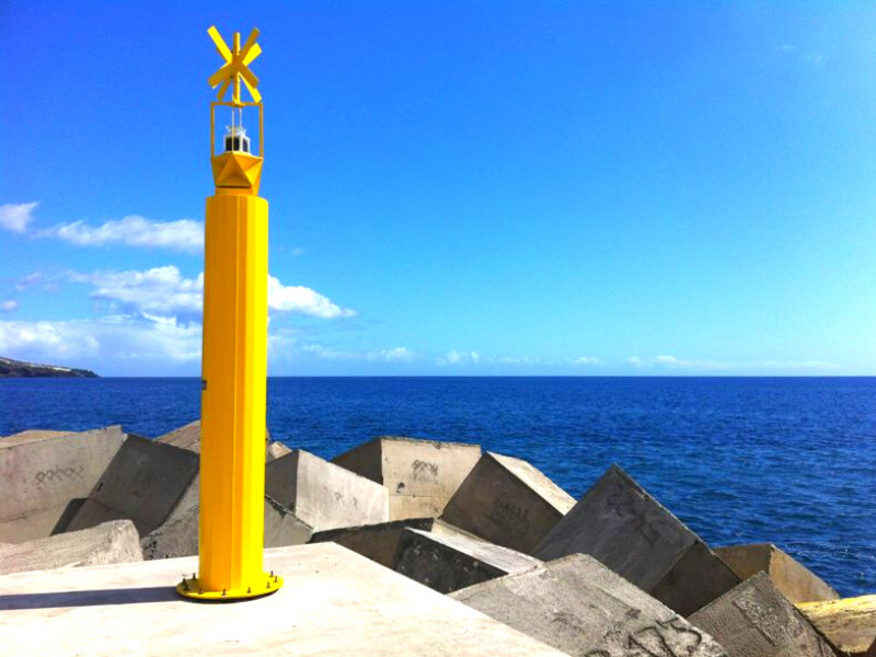 Estos postes, fabricados de acuerdo con las recomendaciones de IALA (Asociación Internacional de Ayudas a la Navegación) y las recomendaciones de balizamiento de Puertos del Estado, forman parte de la línea ALT de postes diseñados y fabricados por Almarin, específicos para balizamiento costero y portuario