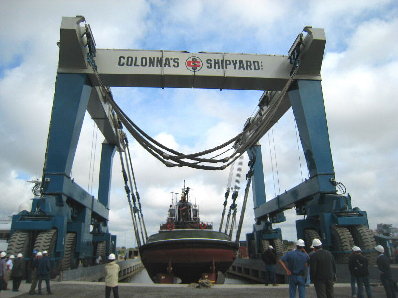 El travelift 1000C está incluido en la serie de equipos pesados de Almarin, desde las 600 a las 1000 ton, que definen los estándares de productividad en la industria naval