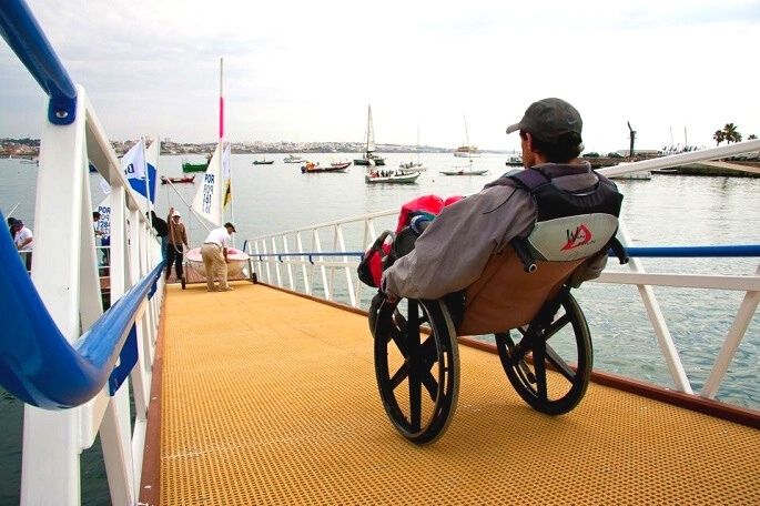 The access walkway is equipped with a high-grip floor and additional handrails to facilitate the movement of wheelchairs.