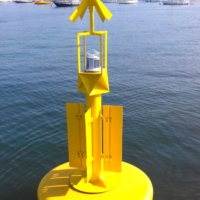 Linterna marítima LED 110 en una boya fondeada en San Sebastián