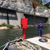 Floating top marks for fixed beacons in flooding rivers or channels