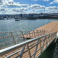 Le Club Nautique de Sada améliore l'accès à la mer avec un nouveau ponton inclusif pour la voile légère et l'aviron