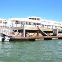 Cais marítimo-turístico e cais de passageiros em Cabanas de Tavira