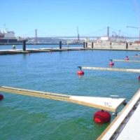 Instalação de equipamento flutuante na Doca de Pesca de Santos